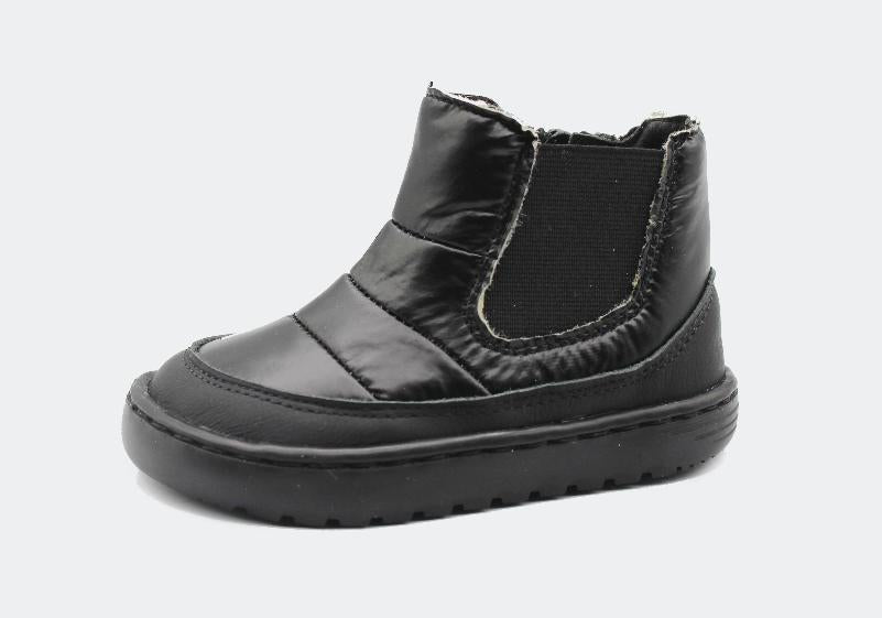 Vista lateral de uma bota infantil negra, modelo Luanda da Blanditos by Crio's, com acolchoamento, elástico lateral e sola grossa e preta.