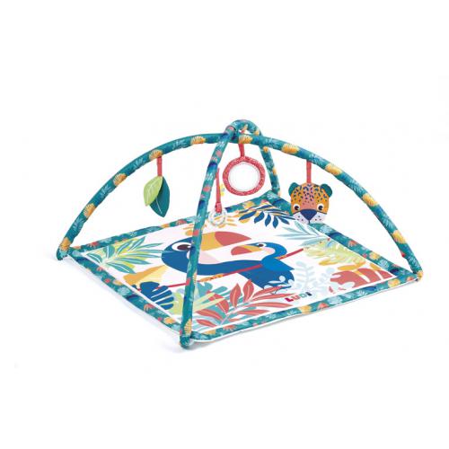 Ludi Tapete de Atividades Tucano montado, com arcos azuis decorados e brinquedos suspensos, sobre fundo branco.