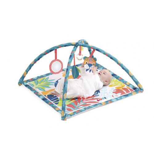 Bebé deitado de costas no Ludi Tapete de Atividades Tucano, interagindo com o brinquedo de leopardo pendurado no arco.