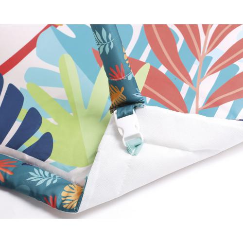 Detalhe da fixação do arco ao tapete do Ludi Tapete de Atividades Tucano, mostrando o tecido macio e o fecho de plástico.