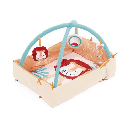 Ludi Tapete de Atividades Leão montado como mini-parque, mostrando o design do leão e os brinquedos.