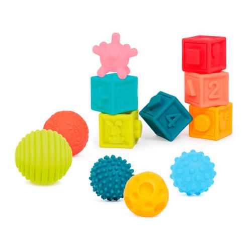 Cubos e bolas sensoriais do Ludi Conjunto de atividades sensoriais espalhados, mostrando as diferentes texturas, formas, números e cores vibrantes dos brinquedos para o desenvolvimento do bebé.