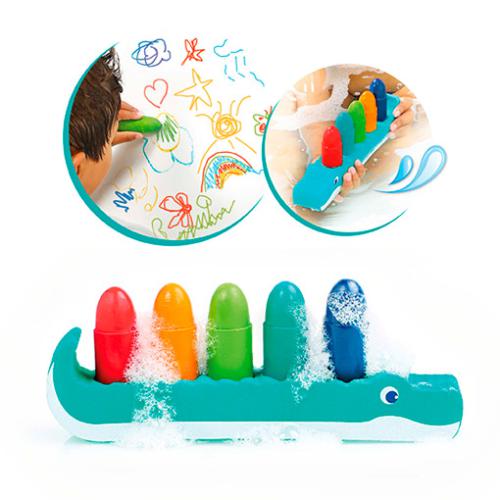 Criança a desenhar na parede da banheira com lápis Ludi, e o suporte de crocodilo flutuante com lápis coloridos.