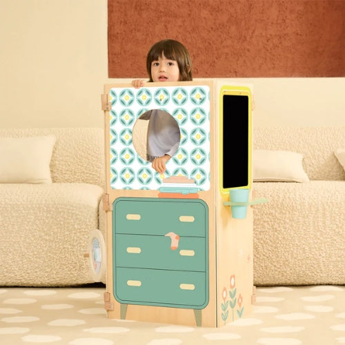 Criança a espreitar por uma abertura na Classic World Mini Casa, mostrando a interação lúdica com o brinquedo.