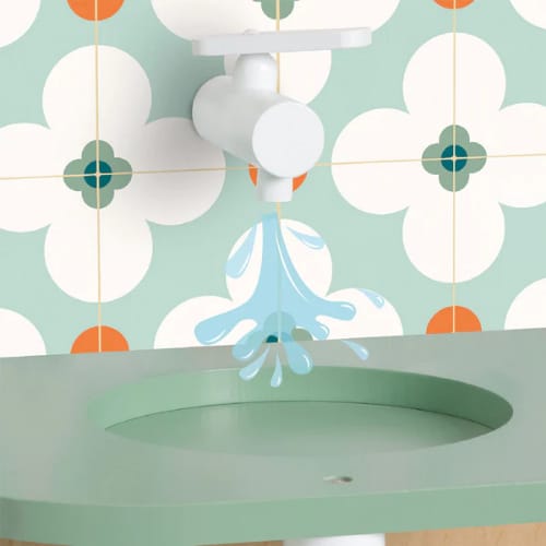 Detalhe da pia na Classic World Mini Casa, com torneira e lavatório, mostrando a atenção aos detalhes.