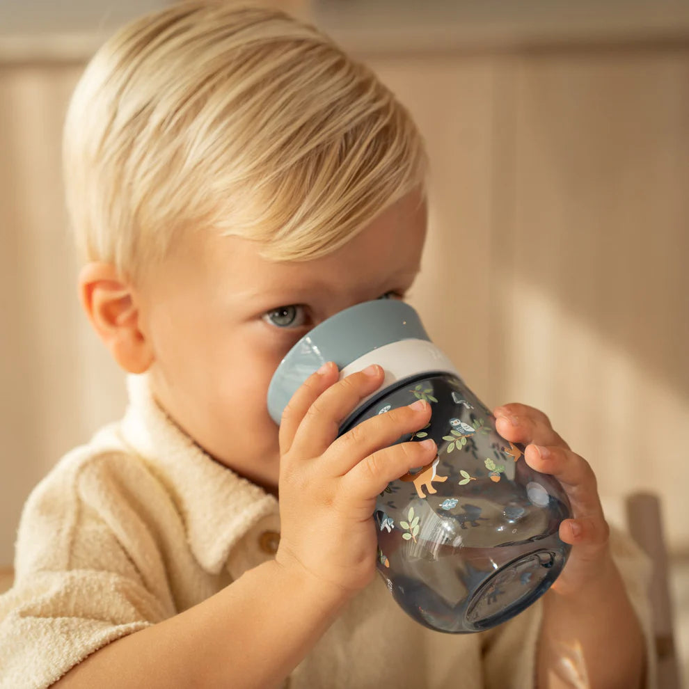 Criança loira a beber diretamente do copo de treino Little Dutch Mepal 360º Forest Friends, mostrando a facilidade de uso.