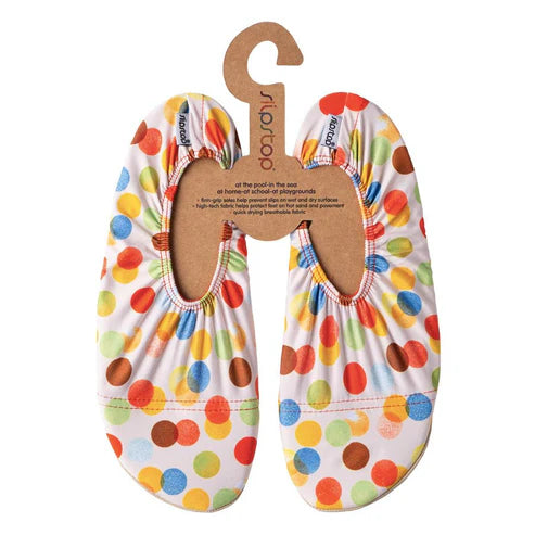 Par de meias antiderrapantes Slipstop modelo "Lunares Coloridas", em tom branco com estampado de bolas multicoloridas em laranja, azul, verde, amarelo e castanho. Fabricadas com tecido respirável e de secagem rápida, possuem solas antiderrapantes para maior segurança em superfícies molhadas e secas. Ideais para piscina, praia, casa ou parques infantis.