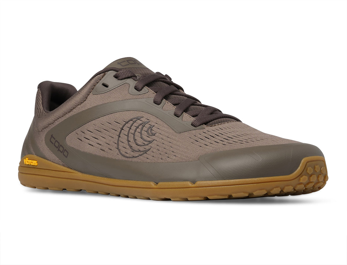 Sapatilha barefoot Topo Athletic Connect de homem em cor taupe vista de frente em perspectiva