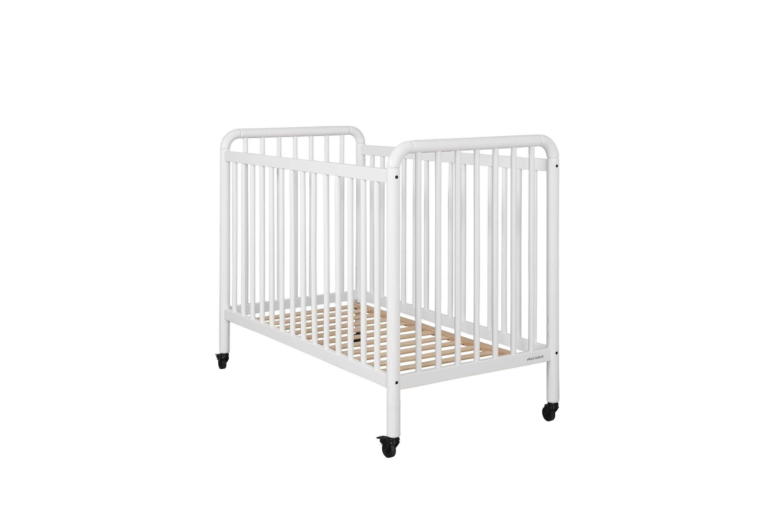 Berço Micuna Meri 120x60 na cor Chantilly (branco/creme) com rodas, vista frontal ligeiramente angular, sobre fundo branco.