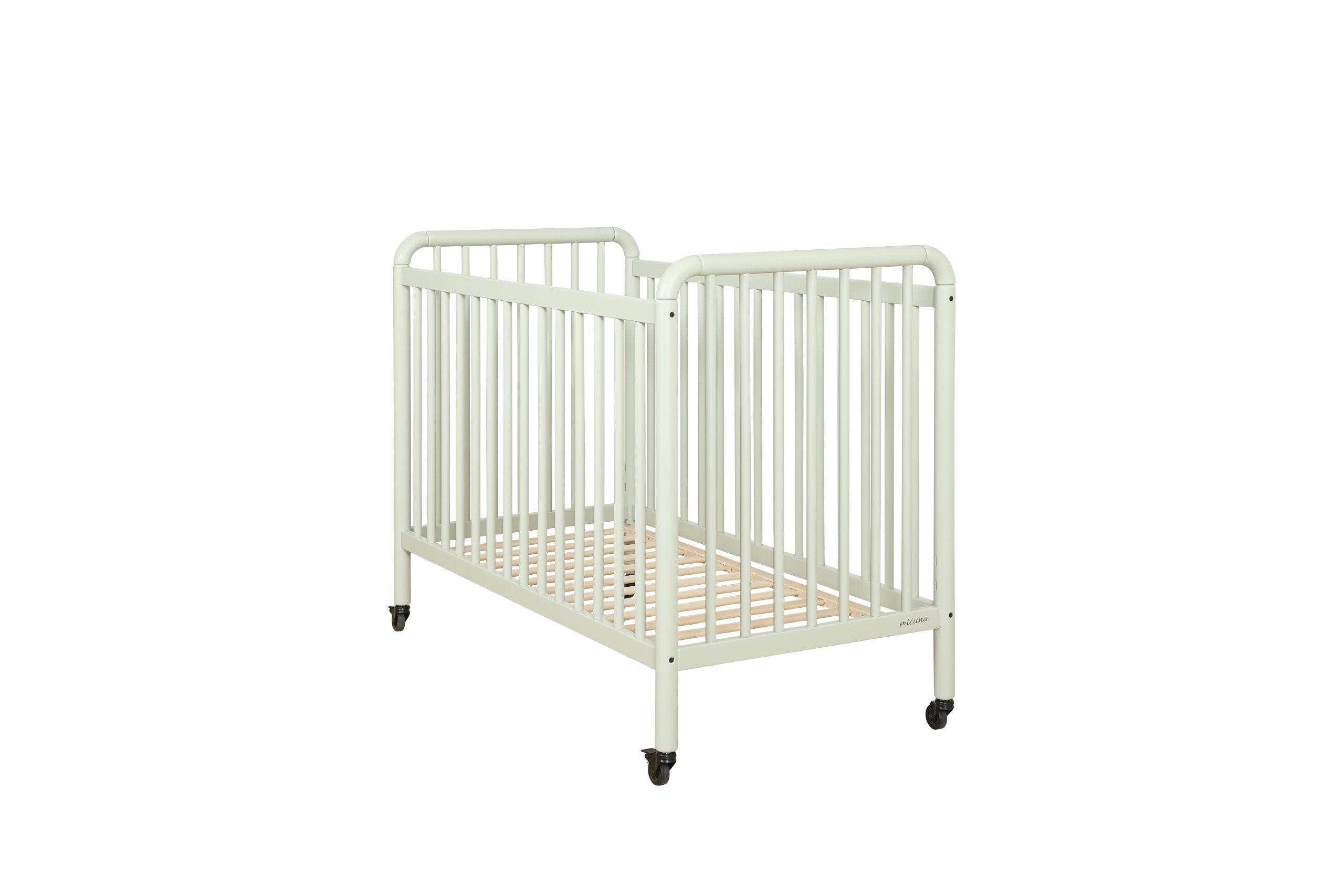 Berço Micuna Meri 120x60 na cor Mint (menta) com rodas, vista frontal ligeiramente angular, sobre fundo branco.
