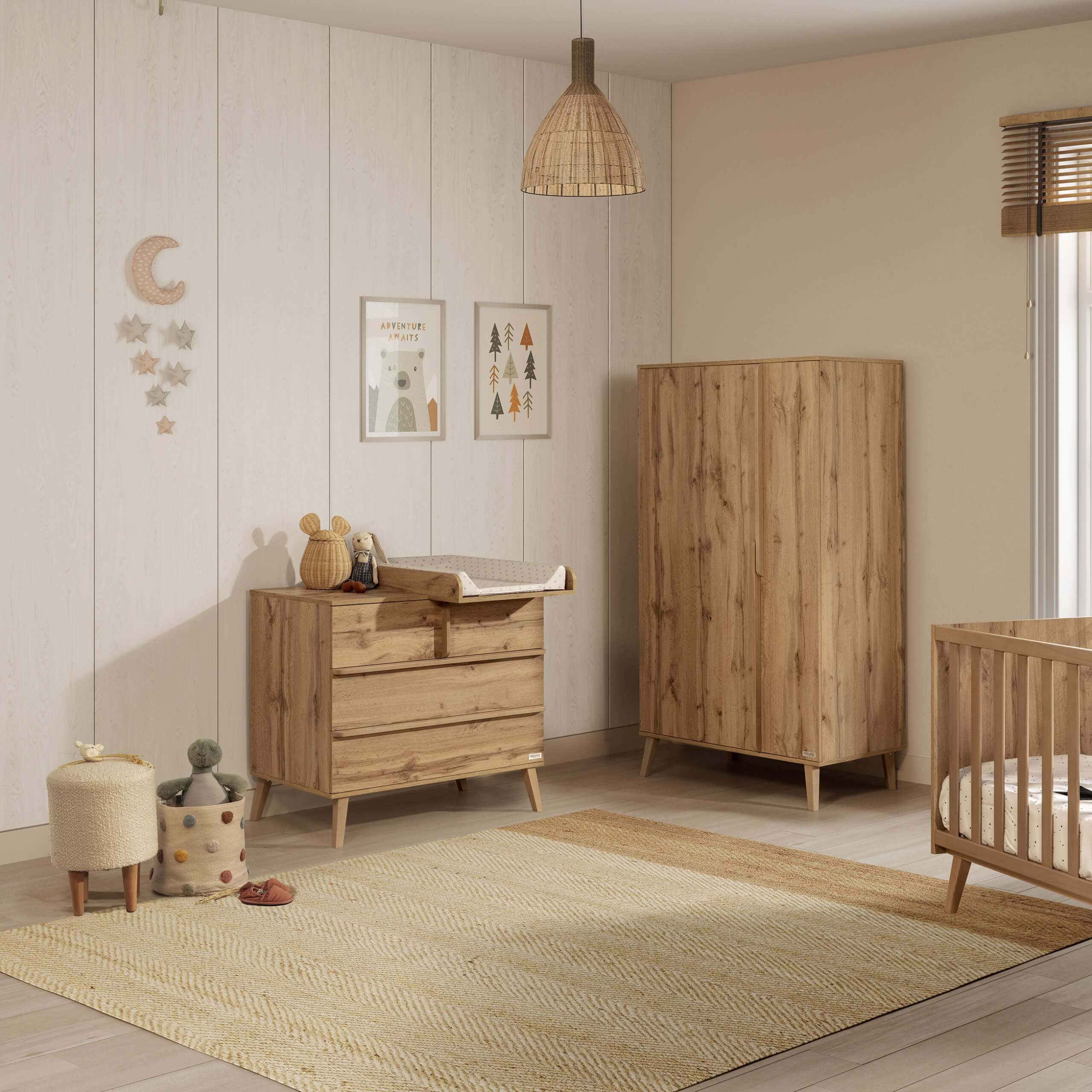 Quarto de bebé com mobiliário Micuna Martha em carvalho escuro, incluindo cómoda com muda fraldas, roupeiro e berço, criando um ambiente natural e acolhedor.