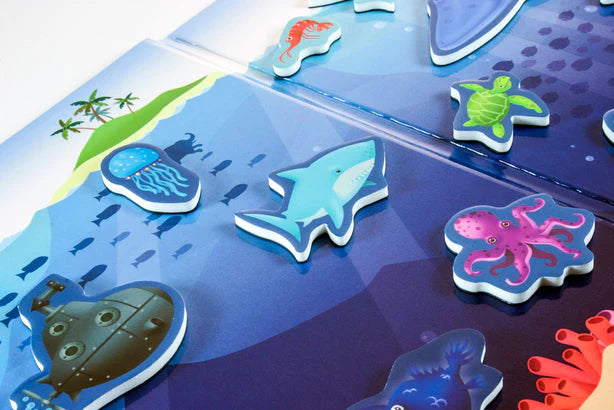 Detalhe das peças magnéticas do jogo Miniland Magnético - Sea Mystery, com diversos animais marinhos coloridos.