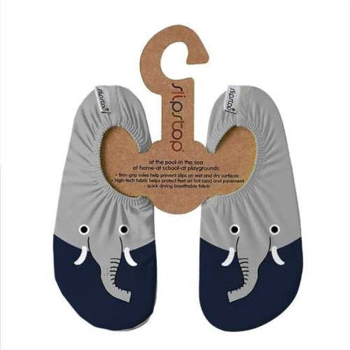 Par de meias antiderrapantes Slipstop modelo "Mitoz", em tons de cinza e azul-marinho com design de elefante, incluindo olhos e tromba estampados. Fabricadas com tecido respirável e de secagem rápida, possuem solas antiderrapantes para maior segurança em superfícies molhadas e secas. Ideais para piscina, praia, casa ou parques infantis.