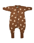 Pijama manta MolisandCo TOG 1.0 com pés e mangas na cor Teddy Mocca, vestido por uma criança