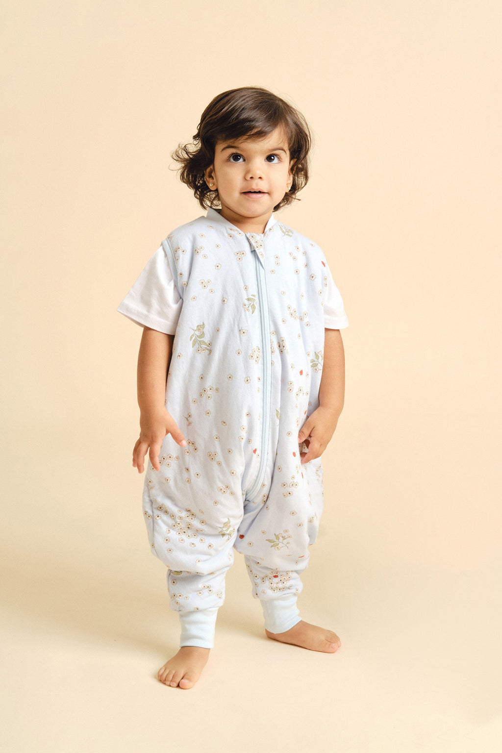 Saco de dormir MolisandCo TOG 1.0 com pés Poppy fotografado em uso, de corpo inteiro