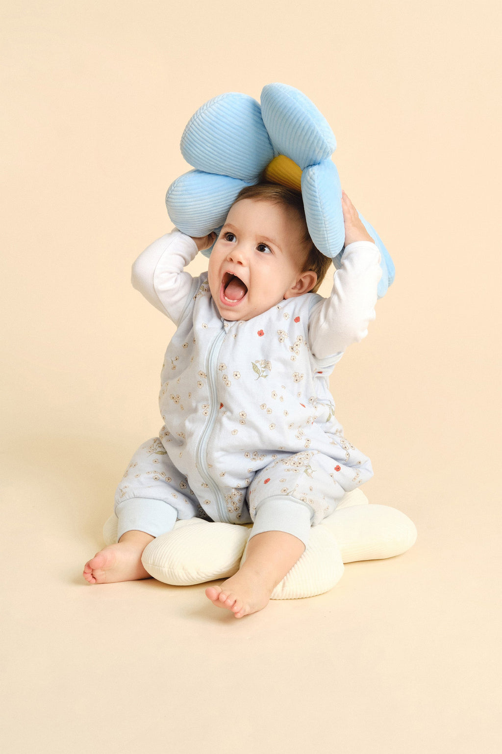 Saco de dormir MolisandCo TOG 1.0 com pés Poppy vestido sobre o pijama, em uso pela criança