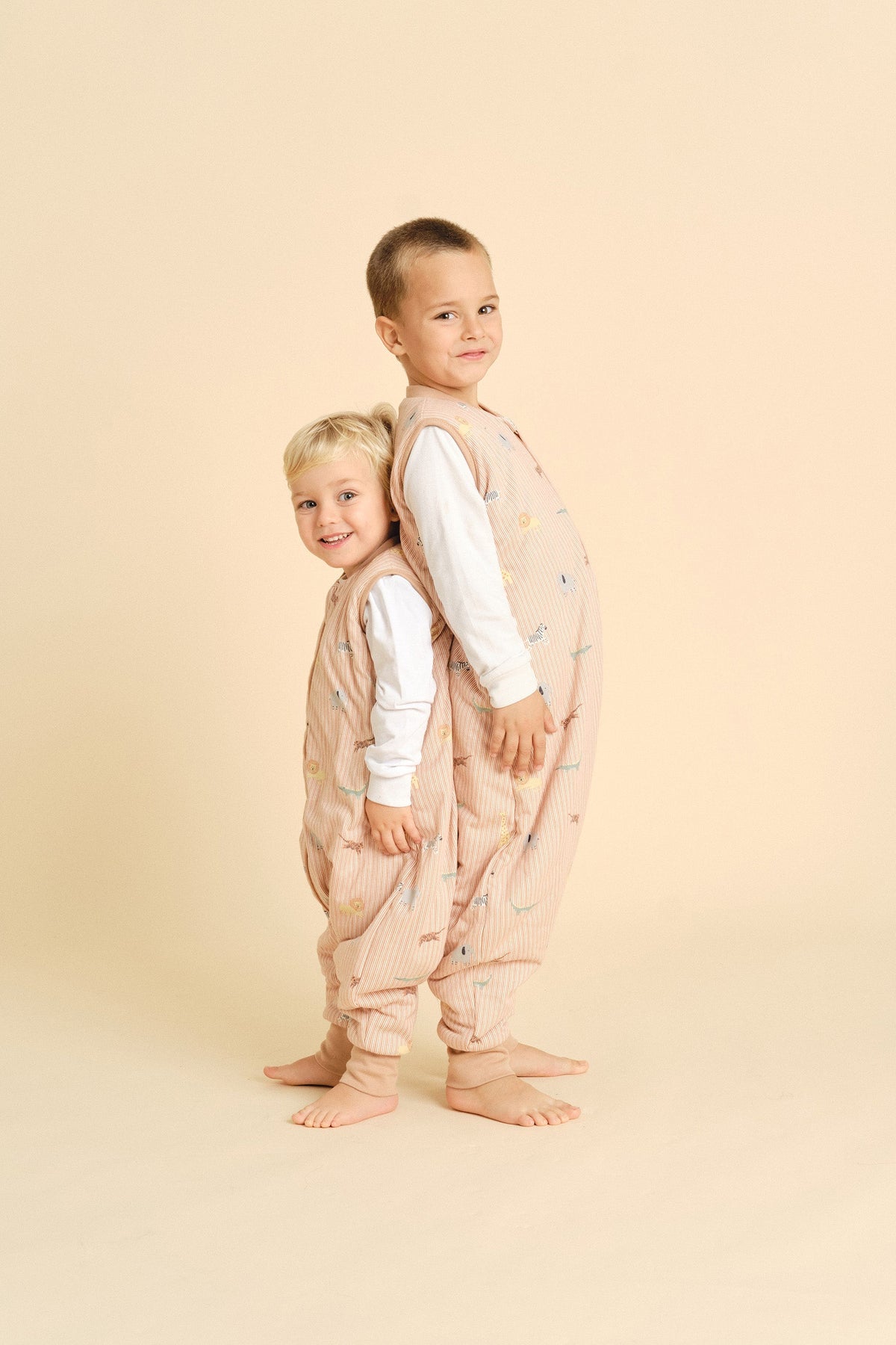Criança vestida com o saco de dormir MolisandCo TOG 1.0 com pés no padrão Jungle