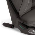 Detalhe da base Isofix de uma cadeira auto.