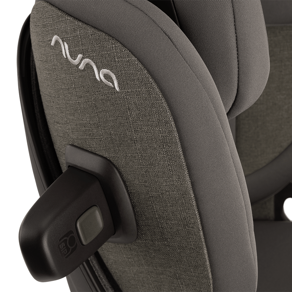 Detalhe do logo "Nuna" em uma cadeira auto cinzenta.
