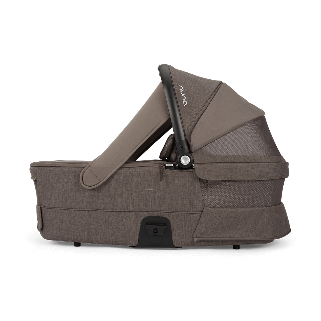 Alcofa Nuna MIXX next Chestnut de perfil com o Dream drape magnético descido para escurecer o interior.