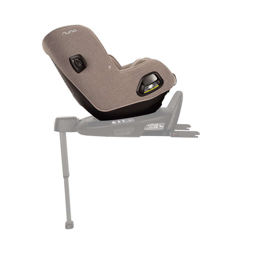 Base de cadeira auto marrom claro com suporte para instalação.