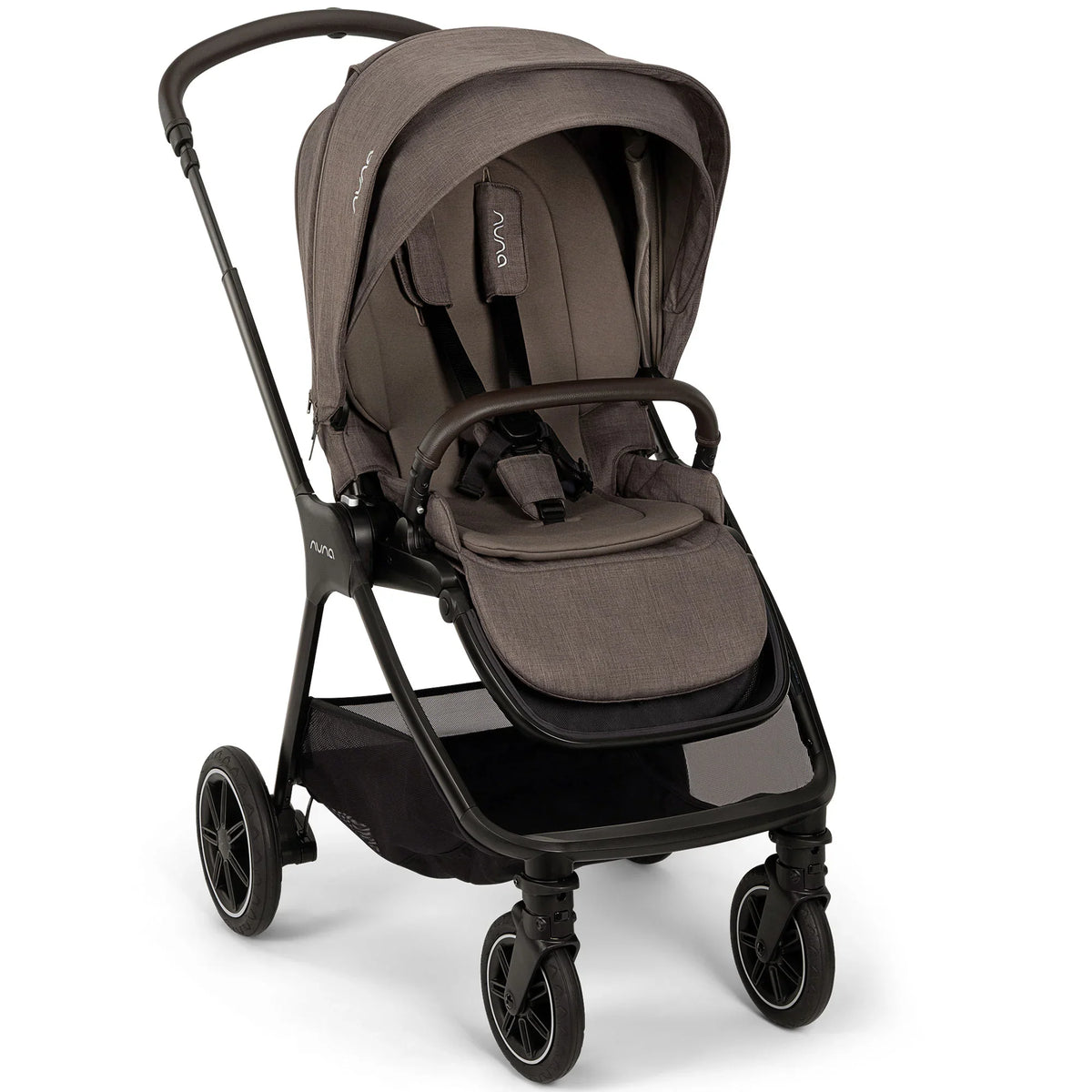 Carrinho de passeio Nuna TRIV NEXT na cor Chestnut, vista em ângulo.