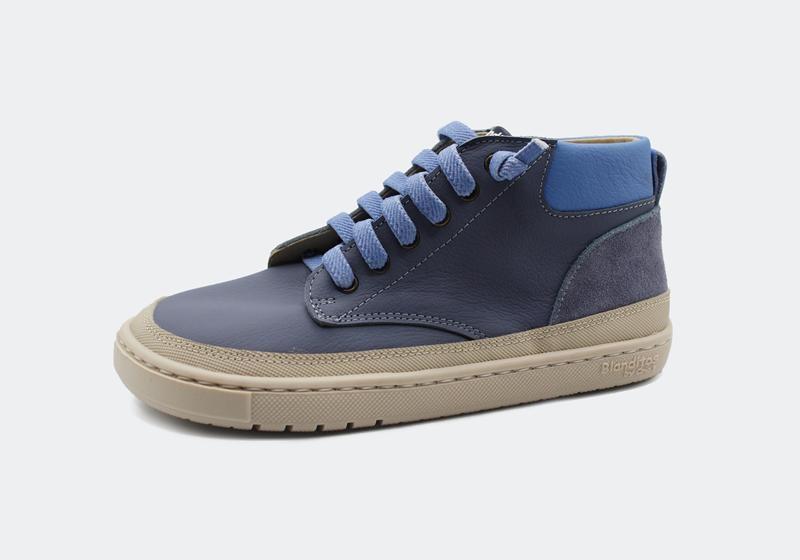 Blanditos by Crio's Sapatilha/Bota Orlando Jeans azul, vista lateral, sola bege, atacadores azuis, calçado infantil barefoot respeitador