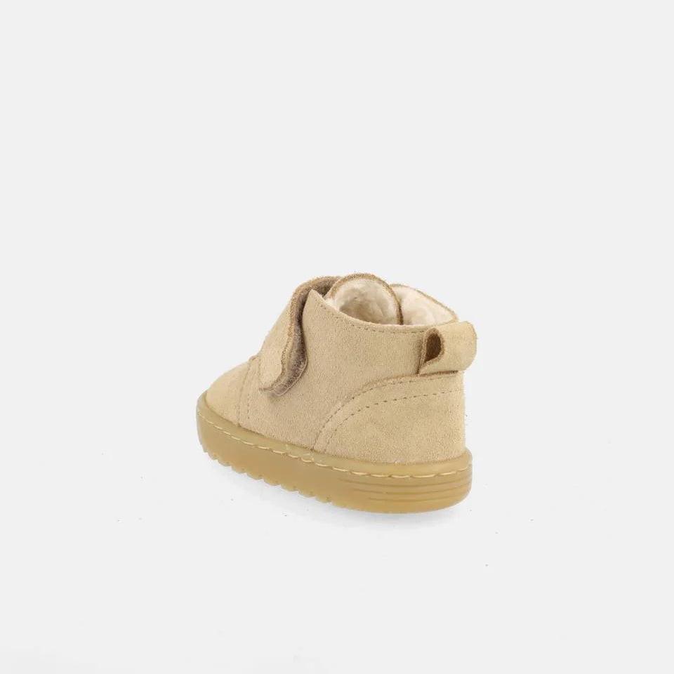 Vista traseira da bota respeitadora Blanditos Ottawa Arena, exibindo o calcanhar macio e a presilha para ajudar a calçar.