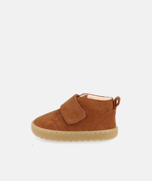 Bota infantil Blanditos by Crio's Ottawa Cuero, vista lateral, com fecho de velcro ajustável e sola antiderrapante.