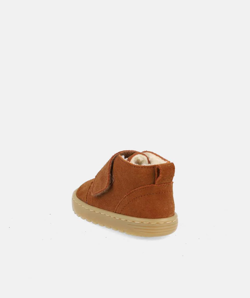 Bota infantil Blanditos by Crio's Ottawa Cuero, vista traseira-lateral, mostrando o forro de pelo suave e a alça no calcanhar.