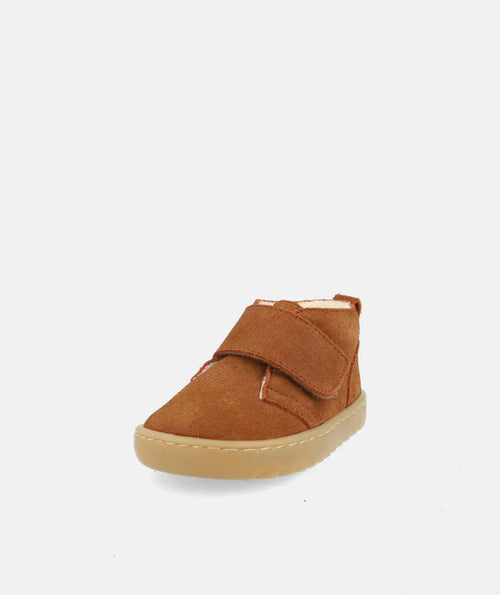 Bota infantil Blanditos by Crio's Ottawa Cuero, vista frontal, em serraje castanho com interior forrado a pelo suave e sola flexível.