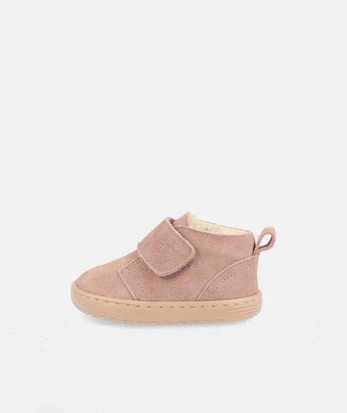 Bota barefoot Blanditos Ottawa Rosa em serraje, vista lateral esquerda, com forro de pelo visível.