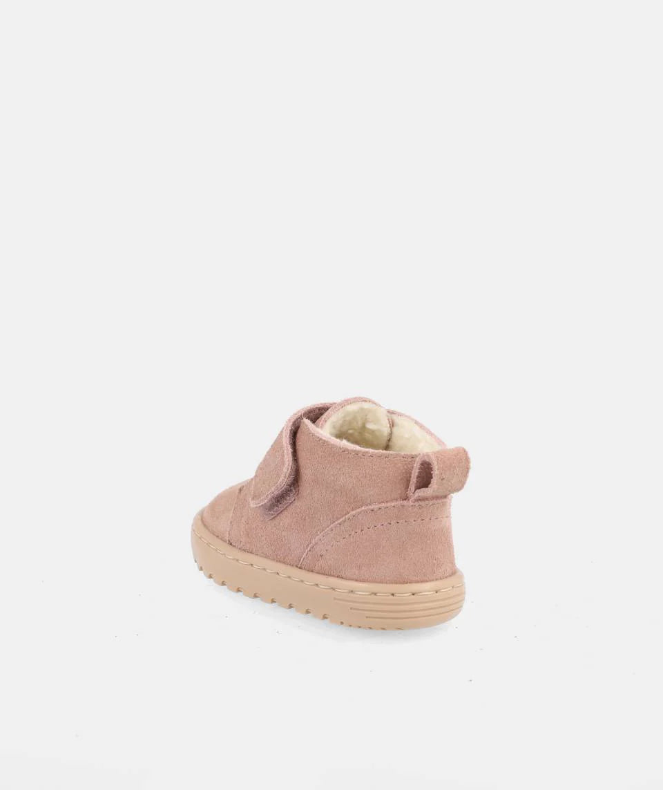 Detalhe da bota Blanditos by Crio's Ottawa Rosa, vista traseira, mostrando o puxador e o interior aconchegante.