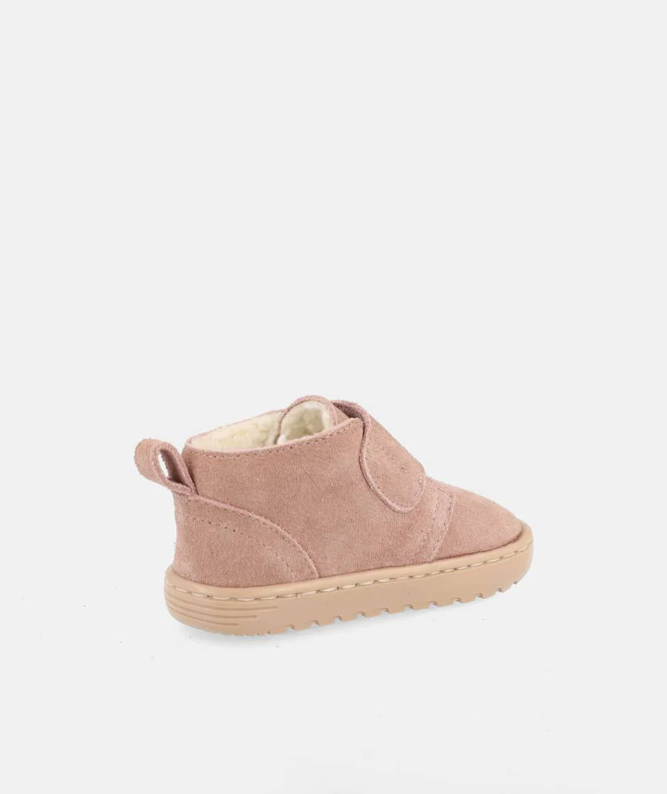 Bota infantil Blanditos Ottawa Rosa em serraje, vista lateral direita, destacando a sola zero drop.