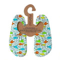 Par de meias antiderrapantes Slipstop modelo "Ohri", em tom branco com estampado colorido de peixes em azul, verde e laranja. Fabricadas com tecido respirável e de secagem rápida, possuem solas antiderrapantes para maior segurança em superfícies molhadas e secas. Ideais para piscina, praia, casa ou parques infantis.