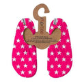 Par de meias antiderrapantes Slipstop modelo "Orion", em tom rosa vibrante com estampado de estrelas brancas. Fabricadas com tecido respirável e de secagem rápida, possuem solas antiderrapantes para maior segurança em superfícies molhadas e secas. Ideais para piscina, praia, casa ou parques infantis.