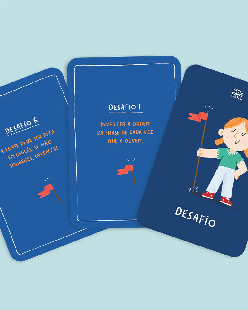 Três cartas de desafio do jogo Telefone Estragado, com textos como "DESAFIO 6: A frase deve ser dita em inglês" e "DESAFIO 1: Inverter a ordem da frase".