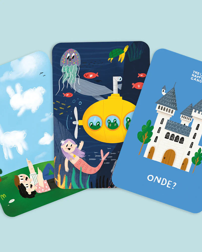 Três cartas ilustradas do jogo Telefone Estragado, apresentando cenários como um céu com nuvens, um submarino amarelo no mar com sereias e peixes, e um castelo, com a palavra "ONDE?".