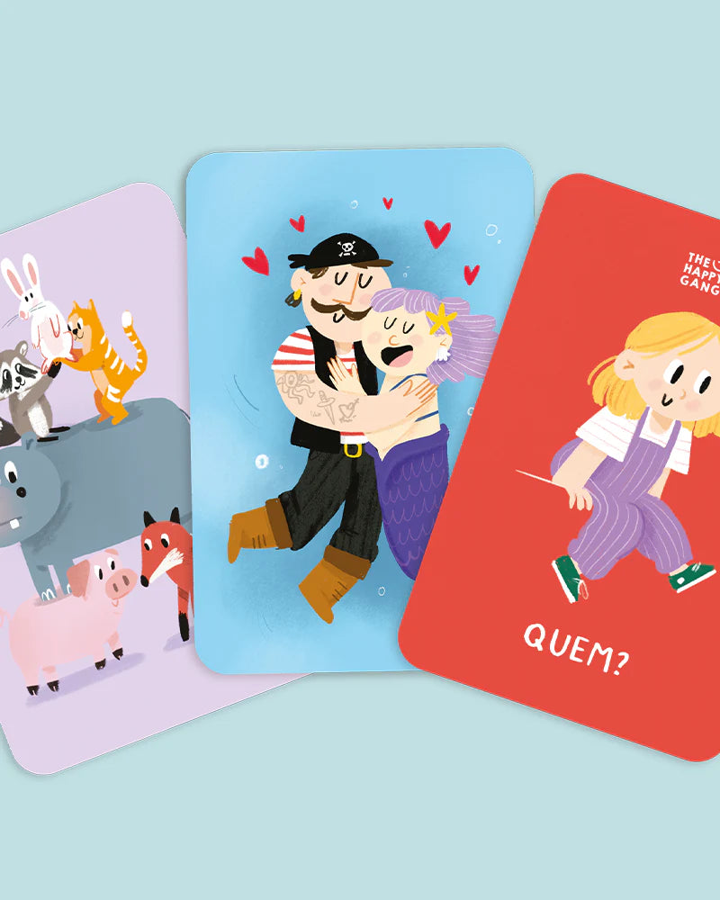 Três cartas ilustradas do jogo Telefone Estragado, com personagens como animais, um pirata a abraçar uma sereia e uma menina a andar, com a palavra "QUEM?".