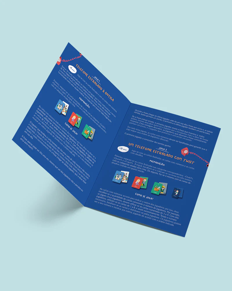 Livro de instruções aberto do jogo Telefone Estragado, mostrando as regras para as versões "À Antiga" e "Com Twist".