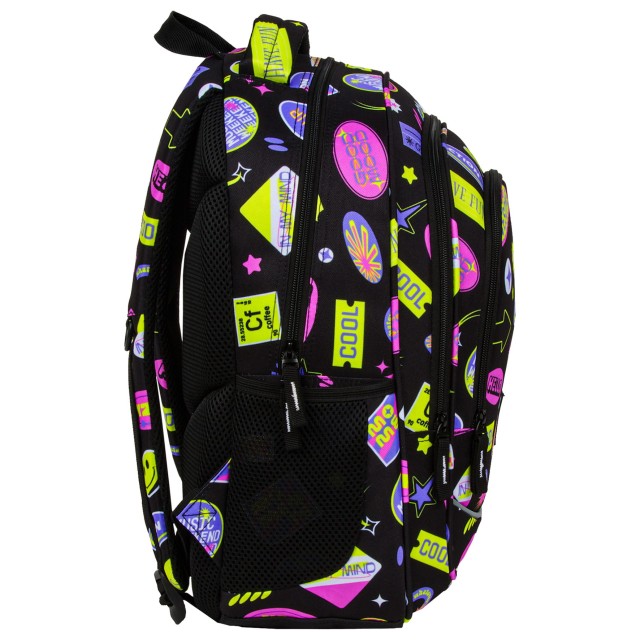 Vista lateral da mochila com bolso para garrafa de água