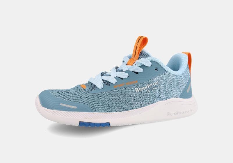 Ténis desportivo infantil azul claro da marca Blanditos by Crio's, modelo Poseidon, com sola branca e detalhes em laranja, apresentando construção em malha respirável.