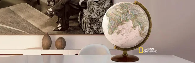 Globo com luz Tecnodidattica NatGeo Classic 30cm exposto numa sala de estar moderna, realçando o seu valor como peça decorativa elegante com base de madeira.