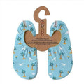 Par de meias antiderrapantes Slipstop modelo "Palm Beach", em tom azul claro com estampado de palmeiras, gaivotas e pequenos detalhes dourados que remetem a uma paisagem tropical. Fabricadas com tecido respirável e de secagem rápida, possuem solas antiderrapantes para maior segurança em superfícies molhadas e secas. Ideais para piscina, praia, casa ou parques infantis.