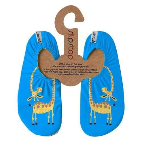 Par de meias antiderrapantes Slipstop modelo "Philip", em tom azul vibrante com estampado de girafas amarelas sorridentes. Fabricadas com tecido respirável e de secagem rápida, possuem solas antiderrapantes para maior segurança em superfícies molhadas e secas. Ideais para piscina, praia, casa ou parques infantis.