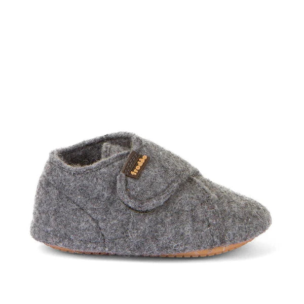 Botim infantil barefoot Froddo Wooly em lã cinza, com ajuste em velcro e sola antiderrapante para máximo conforto e liberdade de movimento dos bebés.