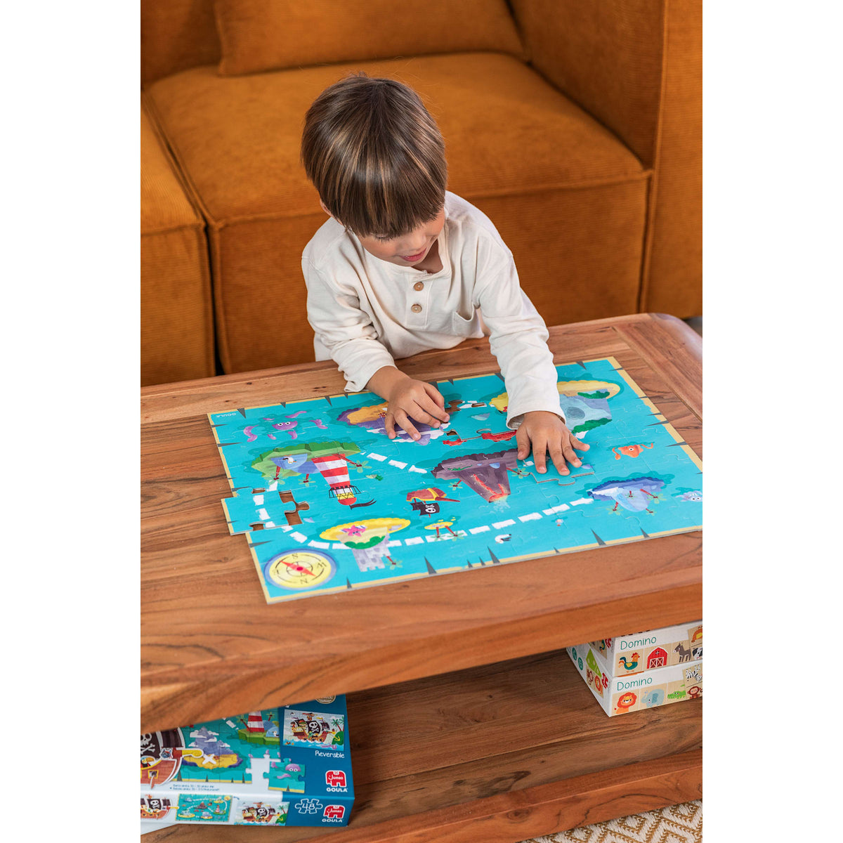 Fotografia de ambiente do Goula Puzzle XXL Piratas a ser usado numa brincadeira