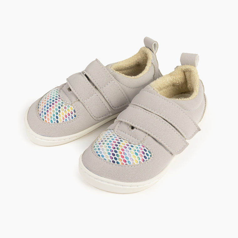 Par de Baby Lobitos Barefoot Sapatilhas Sneakers Glaciar, cinzentas com biqueira de rede colorida, vista frontal elevada.