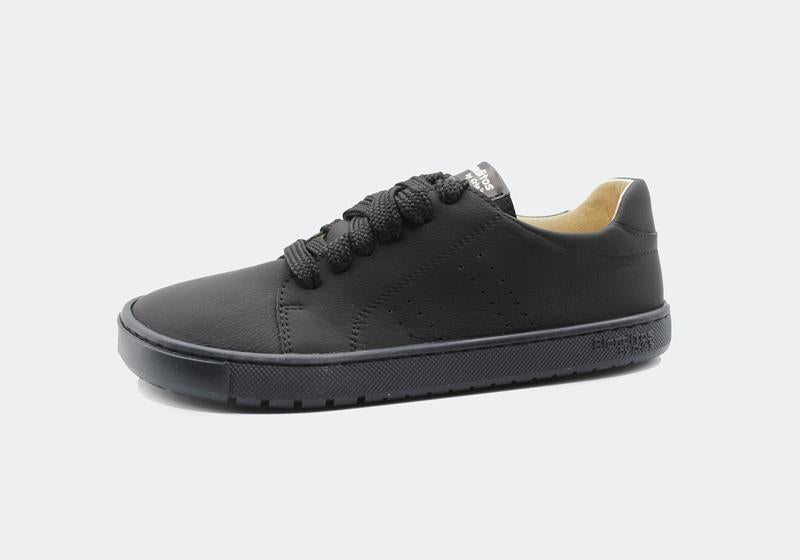 Sapatilha barefoot Blanditos by Crio's Rio Negro, em preto, com sola flexível e ajuste de cordão, vista de lado sobre fundo branco.