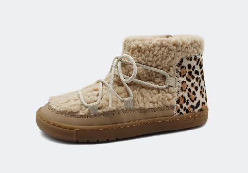 Bota barefoot Blanditos by Crio's Sofia Print em tom bege com detalhes em pelo fofo e padrão animal print na lateral, vista lateral.